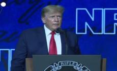 Trump difende le armi: "Ora diamole agli insegnanti"