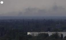 Colonne di fumo sopra la linea del fronte nella regione del Donbass