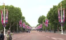 Londra, fan della regina si accampano con le tende per il Giubileo di platino