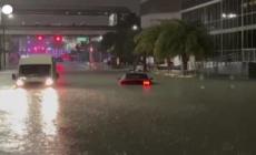 Tempesta tropicale a Miami: auto bloccate in mezzo all'acqua