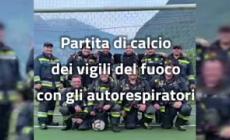 Partita di calcio dei vigili del fuoco con gli autorespiratori