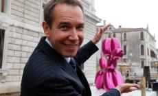 Tocca una scultura di Jeff Koons da 40 mila euro: in briciole 