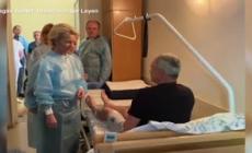 Ucraina, Ursula von der Leyen fa visita ai soldati feriti in un ospedale di Kiev