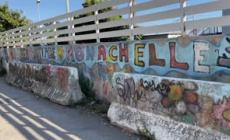 Lido abusivo nella spiaggia libera di Pozzuoli, tra rifiuti e servizi fatiscenti