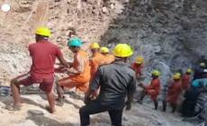 India, bambino di 10 anni intrappolato in un pozzo da quattro giorni - Video