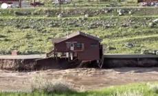 Piogge record a Yellowstone, casa cade nel fiume e viene trascinata via