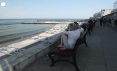 Ucraina, spiagge chiuse: a Odessa si fa il bagno tuffandosi dal molo