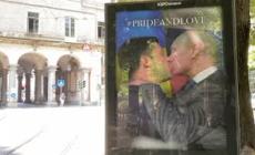 Ucraina, il bacio tra Zelensky e Putin su un manifesto all'ombra della Mole