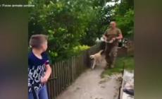 Ucraina, la gioia di un bimbo (e di un cane) al rientro del papà dal fronte - Video
