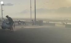 Francia, forte raffica di vento sulla costa della Normandia: bagnanti costretti alla fuga