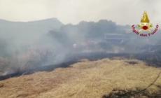 Incendi nel Sassarese, fiamme vicino a case e cimitero