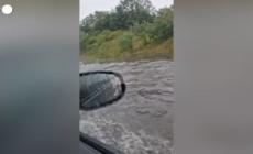 Lione, le strade allagate rallentano la circolazione dei veicoli vicino alla citta'