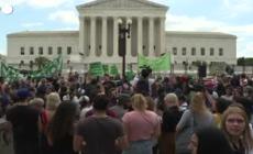 Usa, abolita la sentenza sul diritto all'aborto: manifestazioni davanti alla Corte Suprema