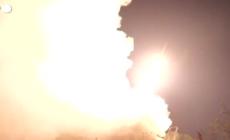 Ucraina, immagini dal fronte: soldati sparano lanciarazzi forniti dagli Usa
