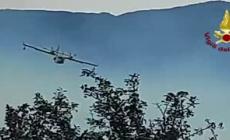Canadair in azione per spegnere il vasto incendio nell'appennino bolognese