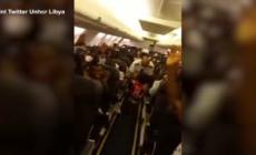 La gioia e gli applausi all'atterraggio a Fiumicino per 95 migranti in arrivo dalla Libia