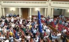 Ucraina, la bandiera europea portata nel parlamento di Kiev