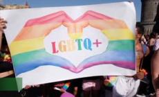 Pride Napoli, a Piazza Municipio musica e carri arcobaleno: "Siamo tutti normali"