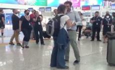 Fiumicino, la attende in aeroporto e le chiede di sposarlo