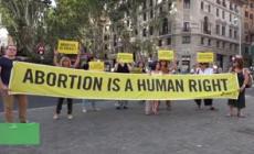 Aborto, flash mob di Amnesty a Roma: "A rischio i diritti di tutte e tutti"