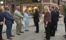 Sparatoria in Illinois, visita a sorpresa di Kamala Harris ad Higland Park