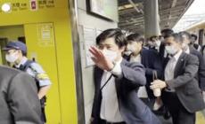 L'arrivo in ospedale a Nara della moglie di Shinzo Abe