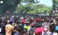 Sri Lanka, lacrimogeni sui manifestanti che assediano l'ufficio del premier