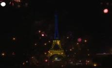 Fuochi d'artificio e omaggio all'Ucraina, la Torre Eiffel in giallo e blu per il 14 luglio