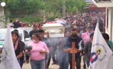 Messico, i funerali di tre migranti trovati morti asfissiati in un camion in Texas