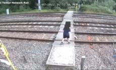 Inghilterra, bambini giocano sui binari della ferrovia mentre passa un treno