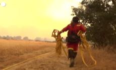 Spagna, incendio a Morasverdes: pompieri al lavoro per domare le fiamme