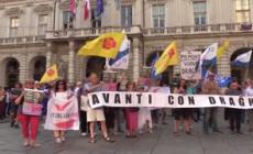 Le piazze si mobilitano per Draghi: "Avanti con le riforme"