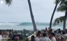 Hawaii, ricevimento di un matrimonio sul mare ma arriva un'onda...