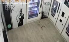 Napoli, con un tombino divelto sfascia un distributore di bibite: video diventa virale