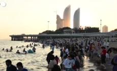 Cina, ondata di caldo record: in centinaia si riversano sulla spiaggia a Xiamen
