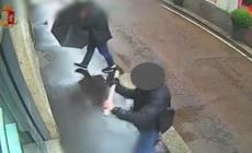 Milano, furti e rapine in gioiellerie del centro: i video delle "spaccate"