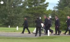 Il Papa prega in silenzio al cimitero indigeno in Canada