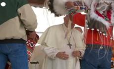 Capo nativi dona al papa copricapo indigeno canadese