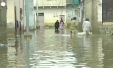 Pakistan, inondazioni monsoniche: Karachi semi-sommersa dall'acqua