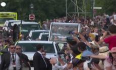 Il Papa arriva a Quebec City: folla ad attenderlo