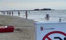 Batteri in mare, a Rimini la gente non rinuncia al bagno