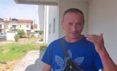 Trovato morto in casa con ferite alla gola, presunto omicidio nel Lodigiano