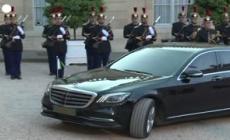 Francia, Macron accoglie con lunga stretta di mano il principe saudita