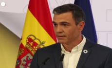 "Via la cravatta, salviamo energia": Sanchez da' l'esempio