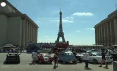Centinaia di auto d'epoca sfilano per le strade di Parigi