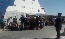 Migranti, 600 lasciano l'hotspot di Lampedusa sulla nave Diciotti