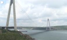 Grano, la nave con i cereali partita da Odessa attraversa il ponte sul Bosforo