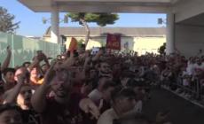 Calcio, Wijnaldum arriva a Roma: bagno di folla a Ciampino