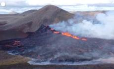 Spettacolare eruzione vicino a Reykjavik, in tanti a vedere la lava