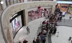 Russia, la fila davanti al negozio H&M per i saldi prima della chiusura definitiva